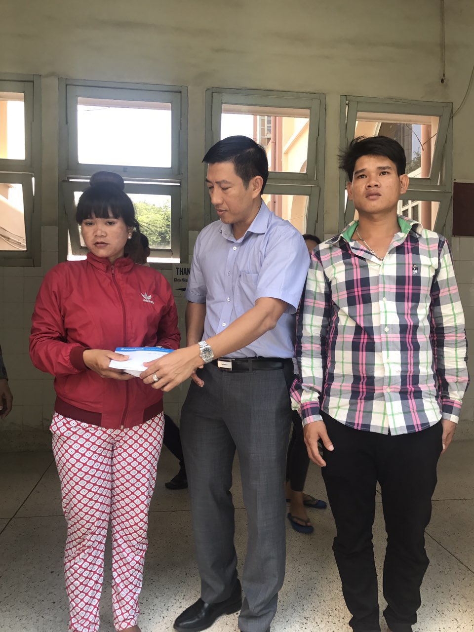 Anh Võ Văn Thư - Chủ tịch hội cựu học sinh Hoài Nhơn 2 - Nguyễn Trân trao tặng 15tr cho gia đình bé My