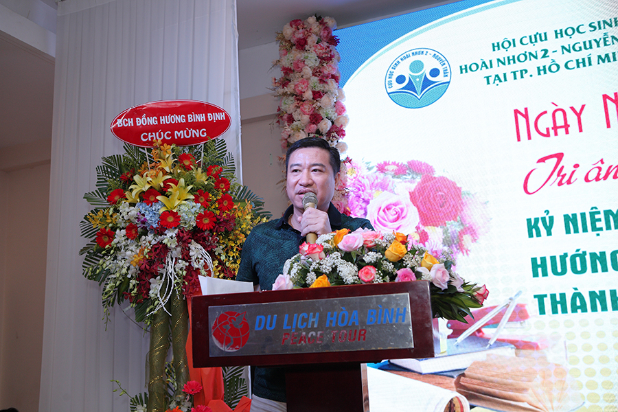 Anh Nguyễn Đình Trung phát biểu và ủng hộ Quỹ hội cựu học sinh 200 triệu đồng