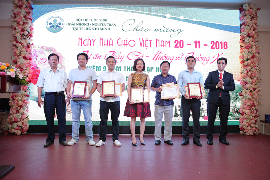 Trường THPT Nguyễn Trân cùng Hội cựu học sinh Hoài Nhơn 2 Nguyễn Trân trao bằng khen & kỷ niệm chương cho nhà tài trợ