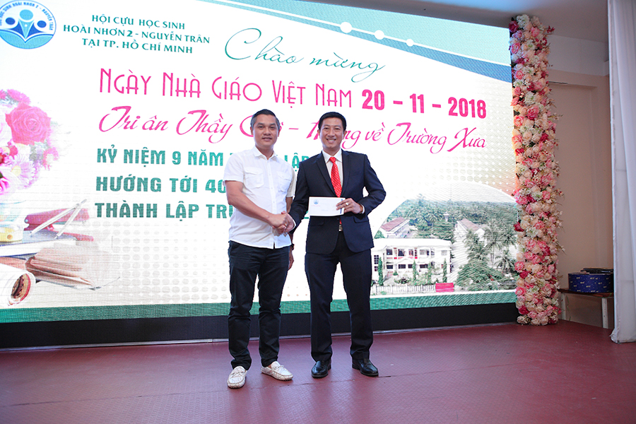  Anh Nguyễn Văn Cường trao tặng Hội cựu học sinh 20 triệu đồng 