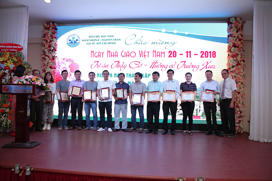 Trường THPT Nguyễn Trân cùng Hội cựu học sinh Hoài Nhơn 2 Nguyễn Trân trao bằng khen & kỷ niệm chương cho cá nhân nhiều đóng góp 