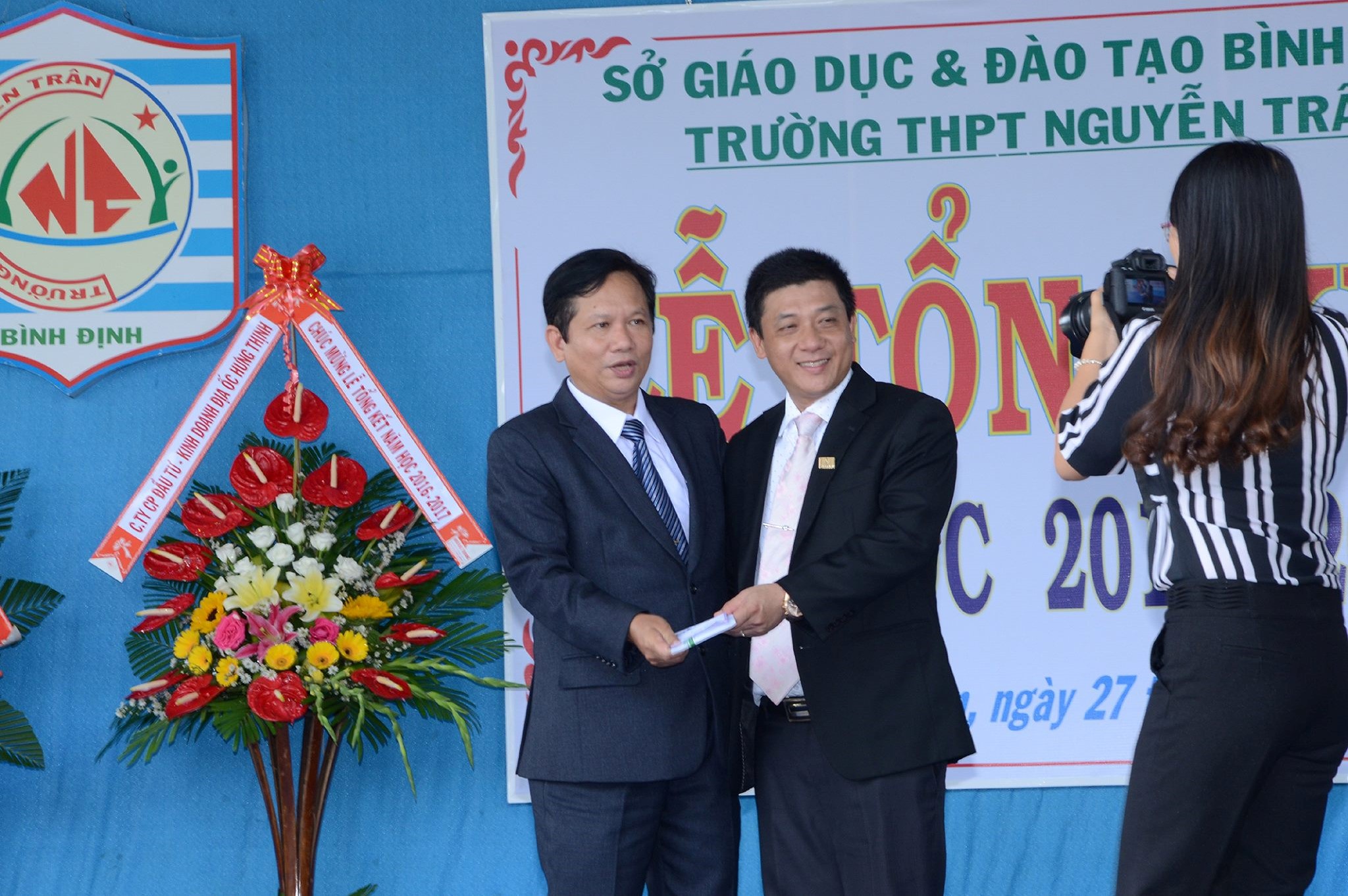 Hiệu trưởng nhà trường - Thầy Nguyễn Văn Thọ ghi nhận sự đóng góp của Cựu giáo viên và Cựu học sinh vì sự phát triển chung của nhà trường