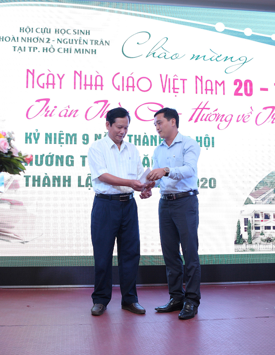 Công ty Nam Long telecom cũng tài trợ 5 triệu đồng để phát quà cho cựu học sinh có thành tích xuất sắc