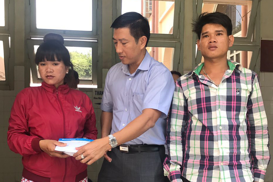 Hội cựu học sinh Hoài Nhơn 2 Nguyễn Trân hỗ trợ bé Võ Thị Trà My bị bỏng nước sôi