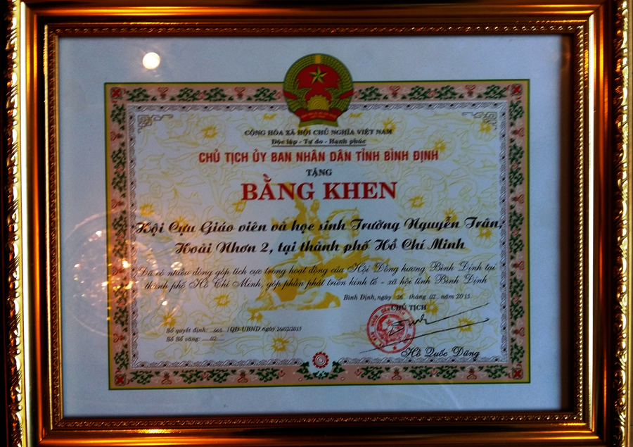 Hội cựu giáo viên học sinh Hoài Nhơn 2 - Nguyễn Trân được UBND tỉnh Bình Định tặng bằng khen năm 2015