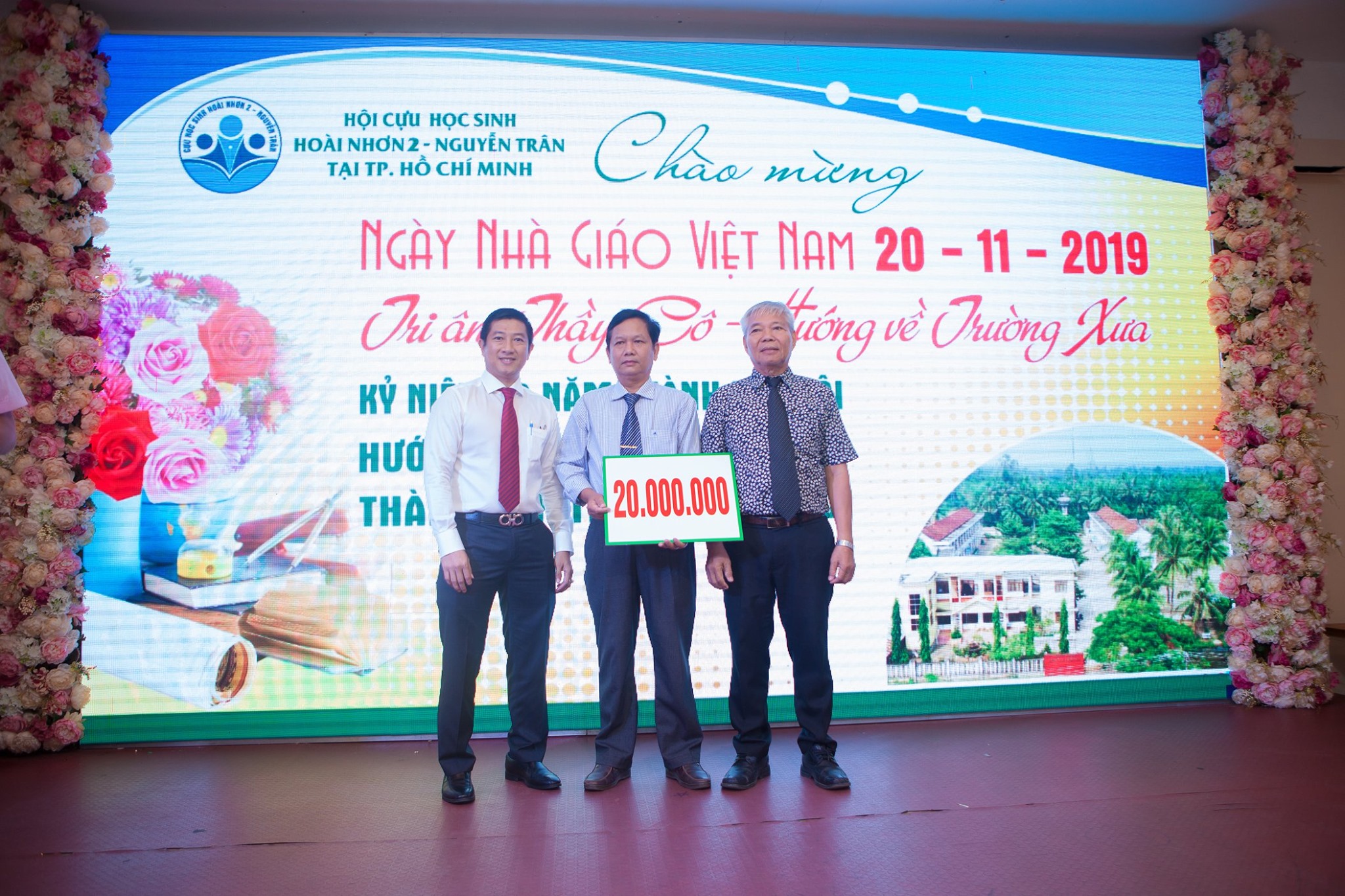 Trao tặng quỹ học bổng trường THPT Nguyễn Trân 20.000.000