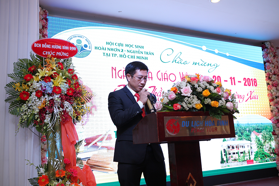  Anh Võ Văn Thư - chủ tịch hội cựu học sinh Hoài Nhơn 2 - Nguyễn Trân phát biểu