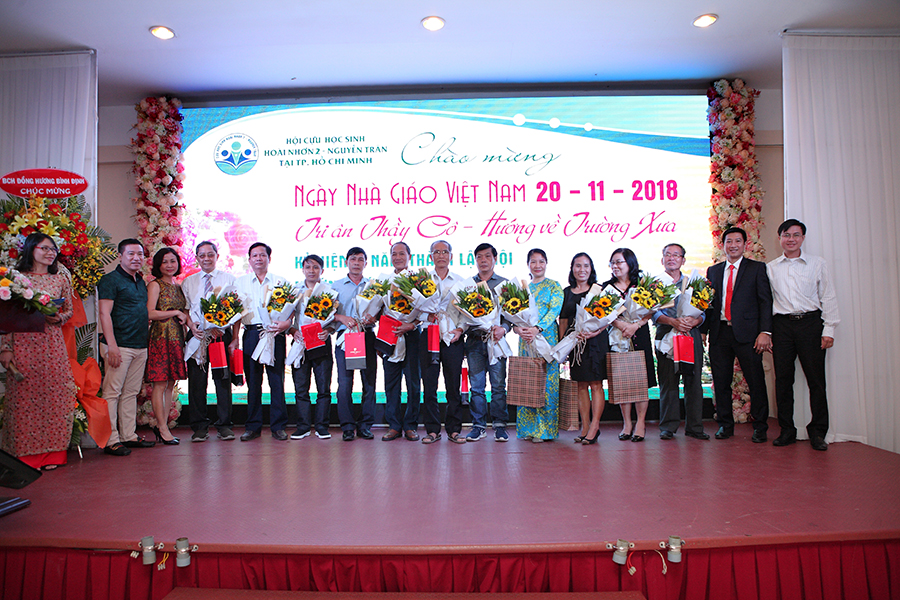 Những bó hoa tươi thắm do cựu học sinh a Nguyễn Đình Trung, chị Trần Thị Huệ, a Võ Văn Thư gửi đến Quý thầy cô