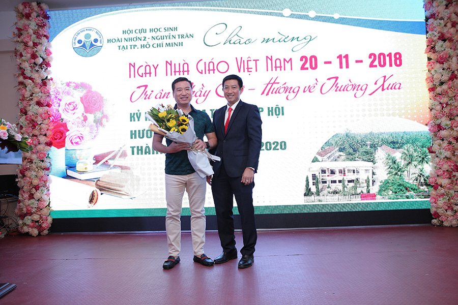  Anh Nguyễn Đình Trung - Chủ tịch HĐQT kiêm TGĐ Hưng Thịnh Corp đươc trao tặng phần quà đặc biệt