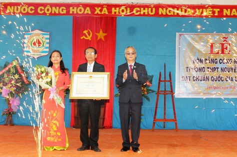 Trường THPT Nguyễn Trân đạt chuẩn Quốc gia năm 2016