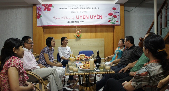 Hội cựu giáo viên học sinh Hoài Nhơn 2 - Nguyễn Trân trao quà cho Bành Thị Uyên Uyên