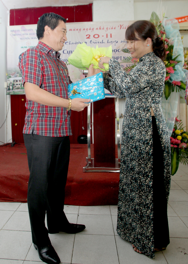 Cô Phan Thị Hoàng Lan - Phó Hội trưởng Hội cựu giáo viên học sinh Hoài Nhơn 2 Nguyễn Trân trao tặng anh Nguyễn Đình Trung 2 quyển sách quý