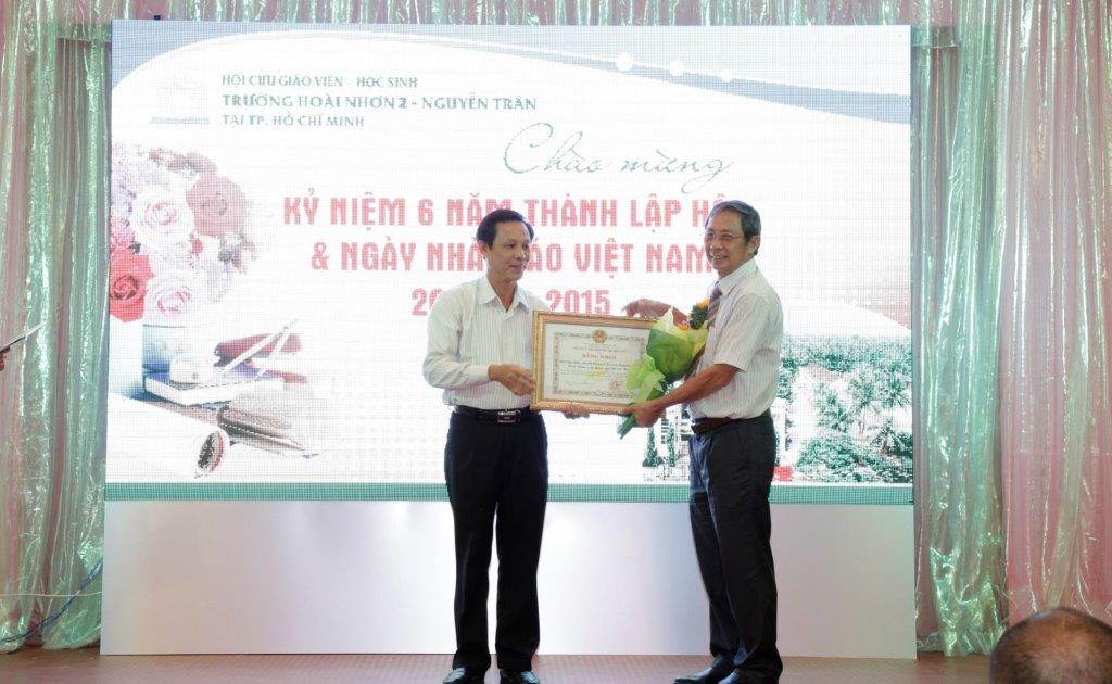 Ông Phạm Trương - tỉnh ủy viên - Bí thư huyện ủy huyện Hoài Nhơn trao bằng khen của UBND tỉnh Bình Định