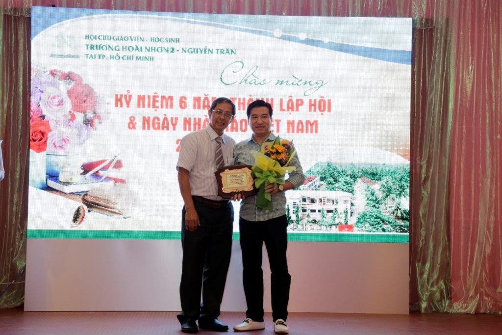 Thầy Trần Lâm trao tặng kỷ niệm chương vì sự đóng góp đặc biệt của Ông Nguyễn Đình Trung - Chủ tịch HĐQT kiêm TGĐ công ty Cổ phần đầu tư kinh doanh địa ốc Hưng Thịnh đối với hoạt động của Hội