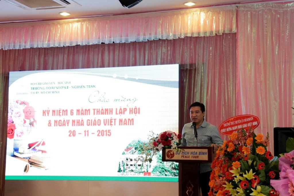 Ông Nguyễn Đình Trung phát biểu chia sẻ kinh nghiệm thành công cung cựu học sinh