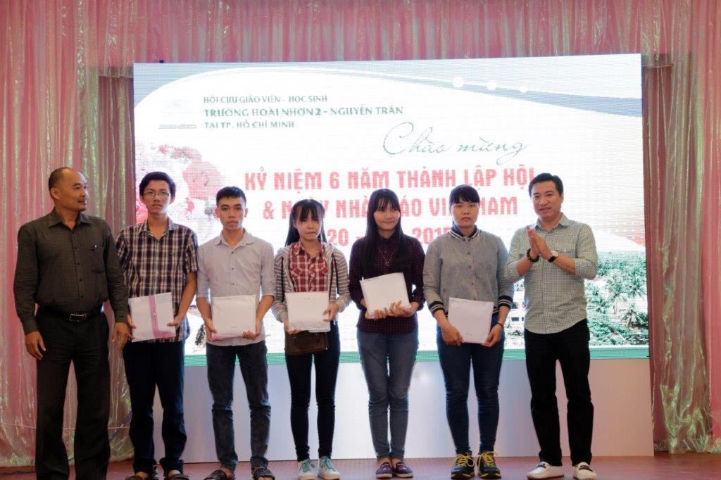Ông Nguyễn Đình Trung và ông Nguyễn Chí Long - TGĐ công ty cổ phẩn dược phẩm Hoa Anh Thảo trao tặng học bổng cho cựu học sinh 
