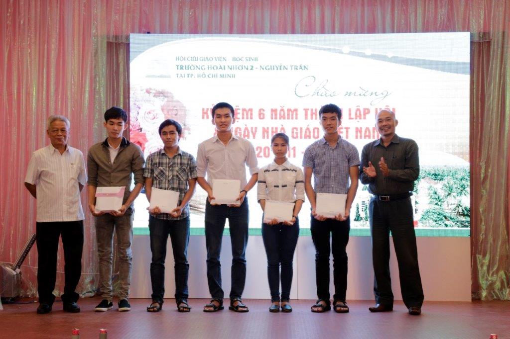 Ông Nguyễn Chí Long và ông Hồ Quốc Thúc trao tặng học bổng cho cựu học sinh