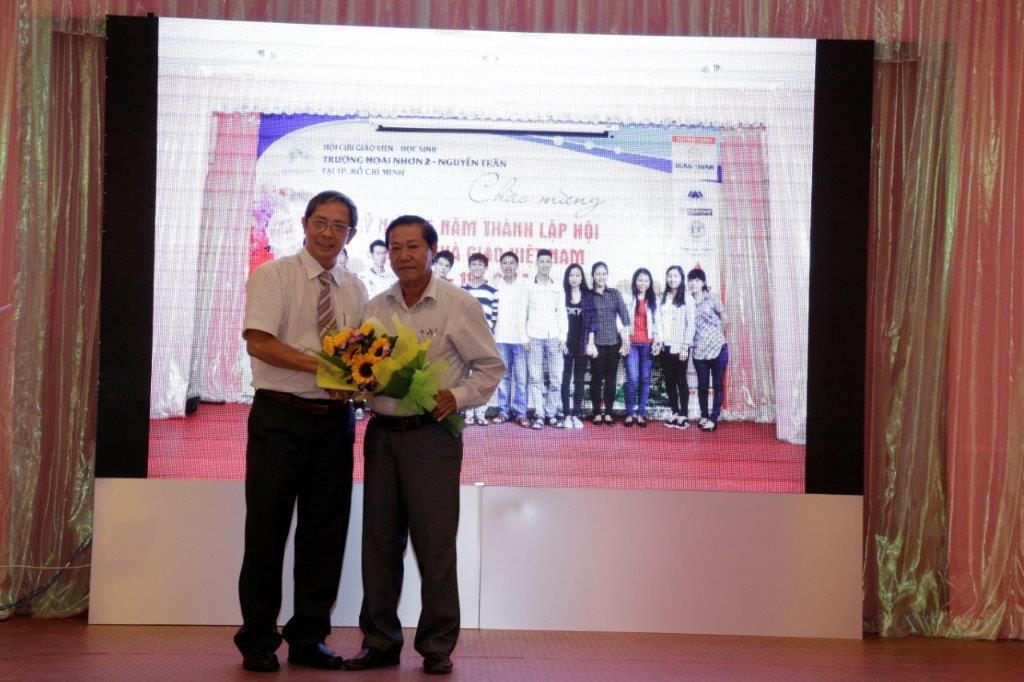 Thầy Trần Lâm tặng hoa cám ơn ông Nguyễn Văn Vàng đã tài trợ 10 triệu đồng cho hoạt động của Hội