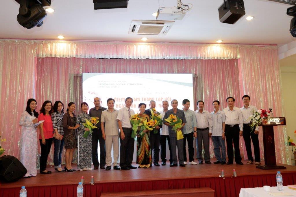 Tặng hoa cho Quý thầy cô nhân dịp kỷ niệm ngày Nhà giáo Việt nam 20-11