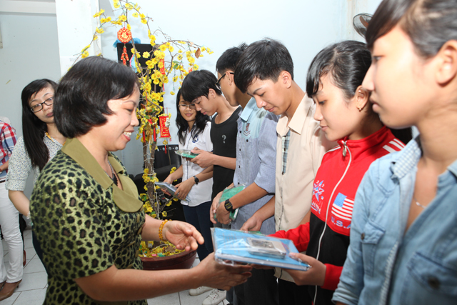  Cô Phan Thị HằngNga trao tặng quà lưu niệm cho cựu học sinh