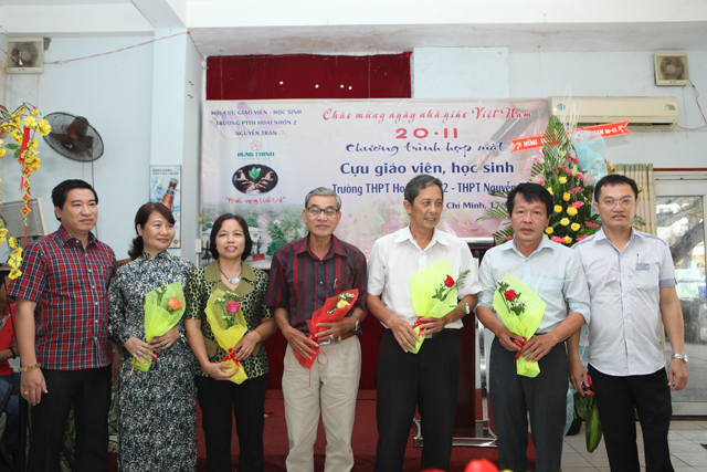 Đại diện cựu học sinh Hoài Nhơn 2 Nguyễn Trân tặng hoa cho Quý Thầy Cô