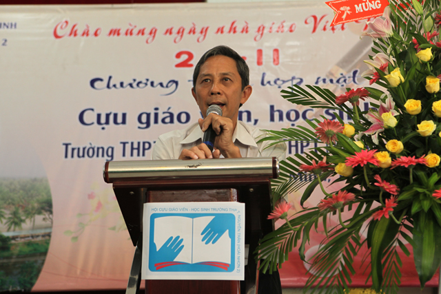 Thầy Trần Lâm - Hội trưởng hội cựu giáo viên học sinh Hoài Nhơn 2 Nguyễn Trân phát biểu