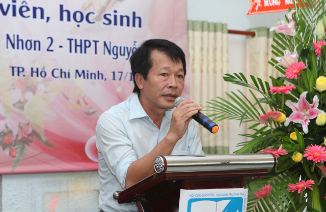 Thầy Nguyễn Văn Minh phát biểu tại buổi họp mặt