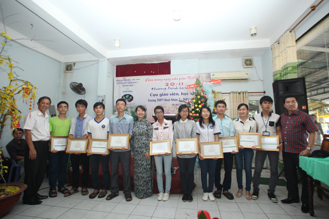 Anh Nguyễn Đình Trung, thầy Trần Lâm và cô Phan Thị Hoàng Lan tặng học bổng cho sinh viên