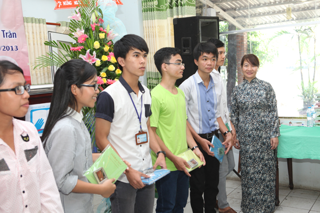 Cô Phan Thị Hoàng Lan trao tặng quà lưu niệm cho cựu học sinh