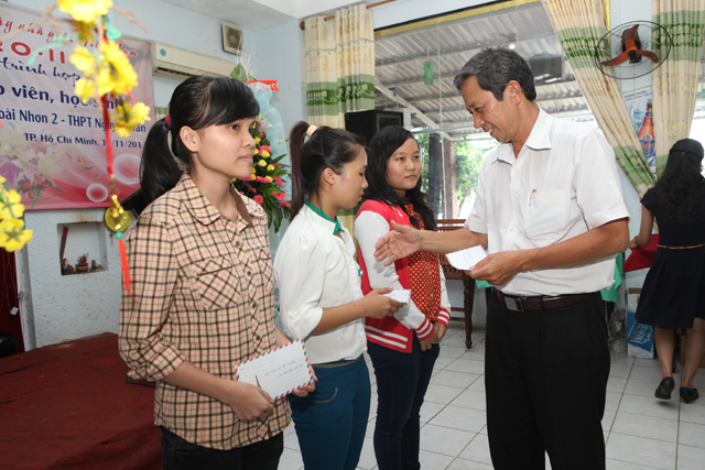 Thầy Trần Lâm trao 3 phần quà của Hội cho sinh viên vượt khó học tập