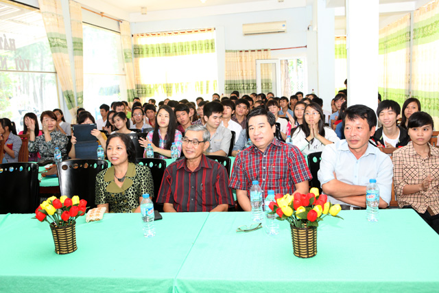 Toàn cảnh buổi họp mặt cựu giáo viên học sinh trường Nguyễn Trân